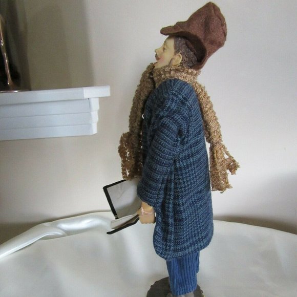 Christmas Caroler     - - Picture 10 of 11